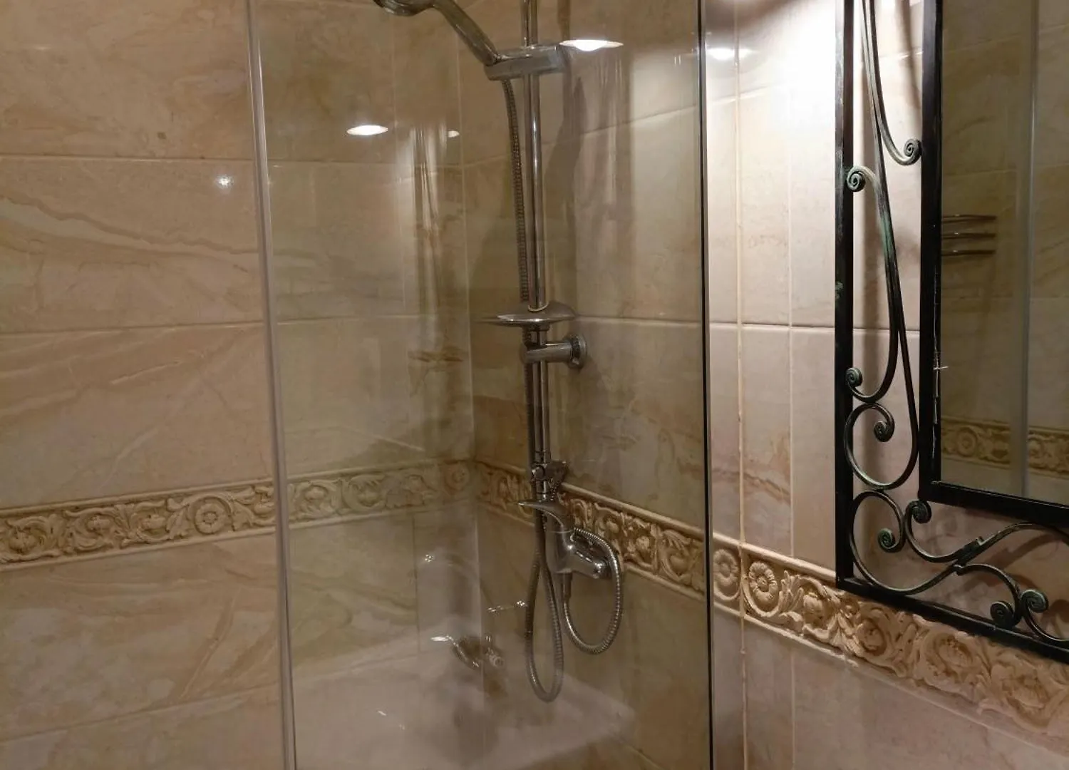 Dwor Pod Rozami Bed & Breakfast Smolec