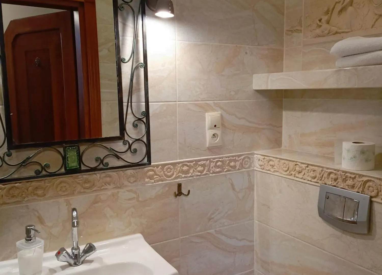 Dwor Pod Rozami Bed and Breakfast Smolec Bed & Breakfast